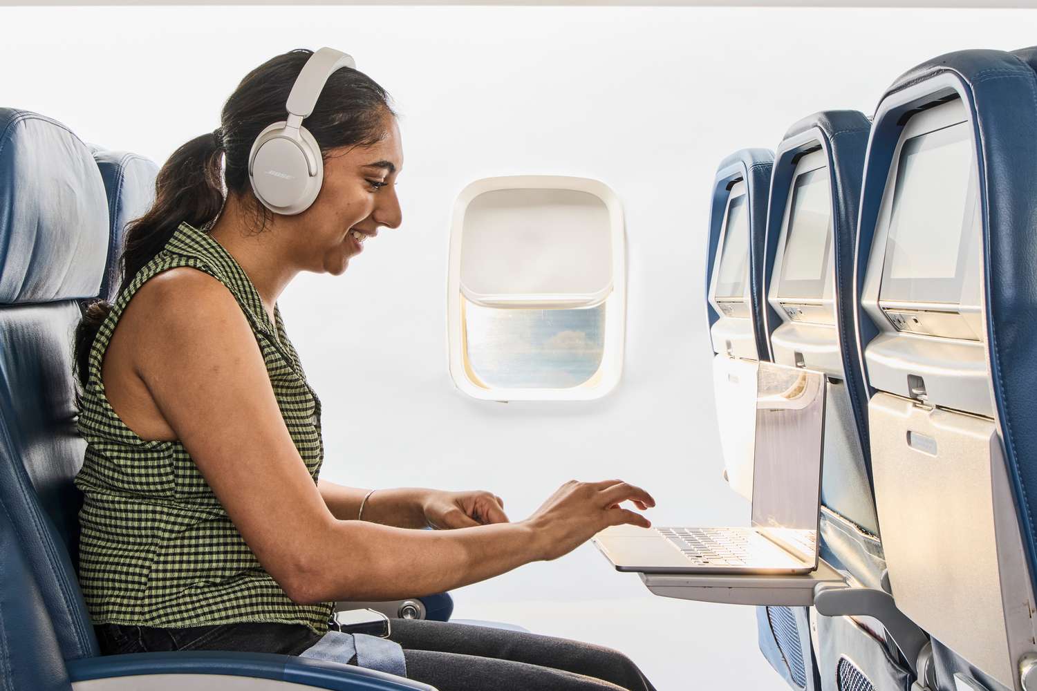 Best Noise-Canceling Headphones for Airplanes - Ticket Baze